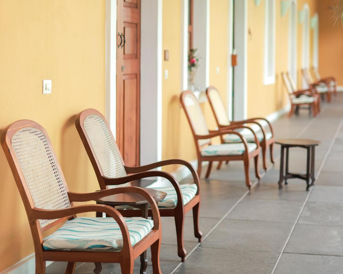 Palais De Mahe - A Cgh Earth Experience Hotel Pondicherry Bagian luar foto
